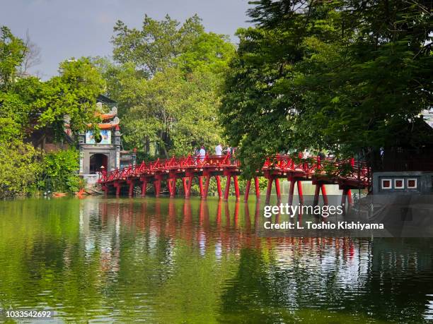 red bridge in hanoi, vietnam - hoan kiem lake photos et images de collection