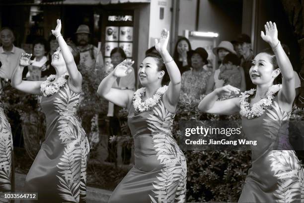 the 15th sakurashinmachi nebuta matsuri - hula dancing - hula dancing stock pictures, royalty-free photos & images