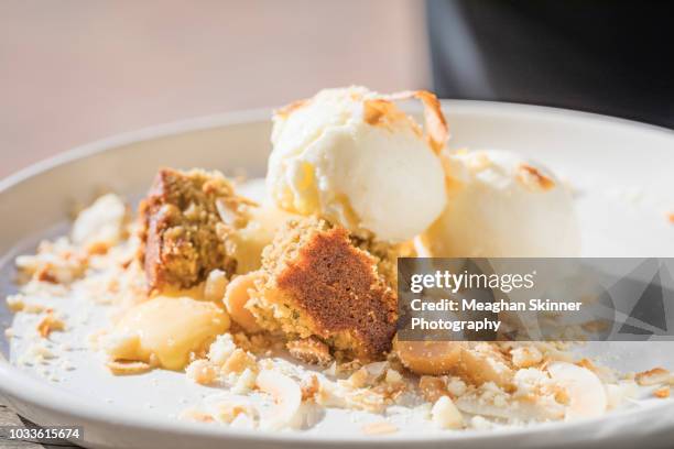 deconstructed lemon crumble tart with ice cream - kruimeltaart nagerecht stockfoto's en -beelden