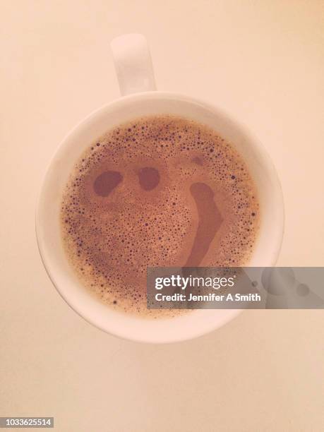 smiling coffee - personification fotografías e imágenes de stock