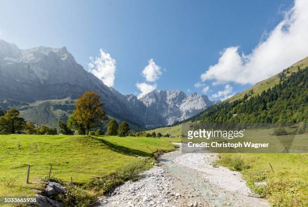 bayerische alpen - großer ahornboden - berge bayern stock-fotos und bilder