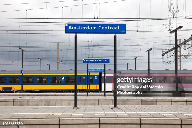 amsterdam central station - centraal station stockfoto's en -beelden