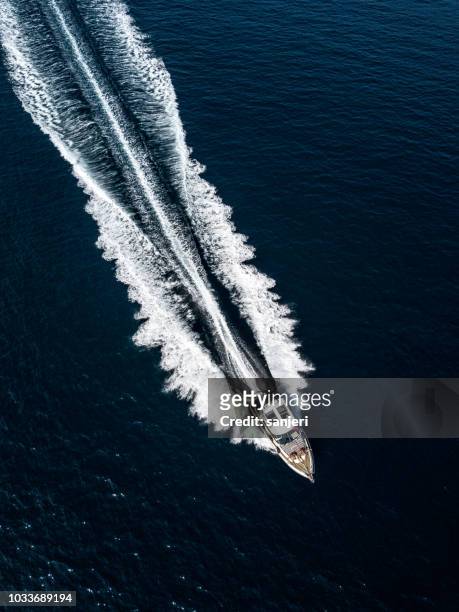 vue aérienne d’un bateau à moteur - bateau à moteur photos et images de collection