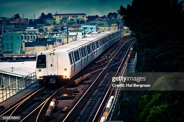 bart train on elevated track - bart 個照片及圖片檔