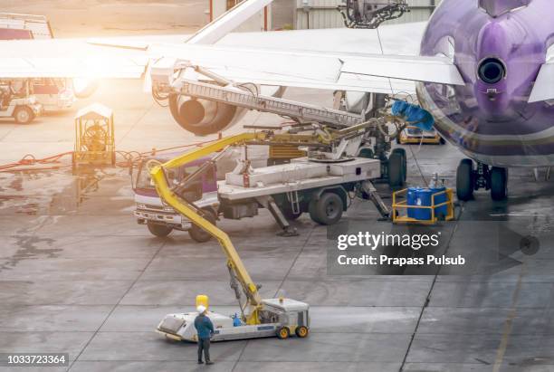 refueling a  airlines aircraft at international airport - windrad energie stockfoto's en -beelden