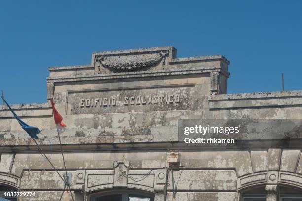 edificio scolastico, otranto, lecce, salento, apulia, italy. - edificio scolastico fotografías e imágenes de stock