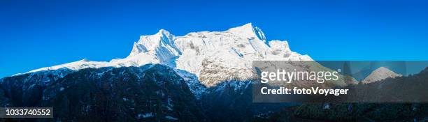 snow capped mountain peaks panorama himalayas namche bazaar khumbu nepal - trading post stock pictures, royalty-free photos & images
