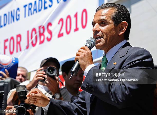 Los Angeles Mayor Antonio Villaraigosa speaks to thousands of workers gathered in front of Los Angeles City Hall for a labor rally seeking support of...