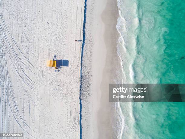 mullaloo, western australia playa antena - beach hut fotografías e imágenes de stock