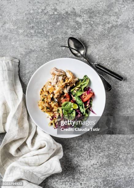 chicken stew with fresh salad - chicken overhead stock-fotos und bilder