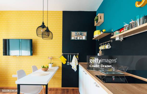 moderne en gezellige studio appartement en kleine keuken - photography studios stockfoto's en -beelden