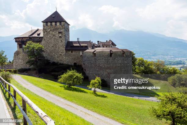 mittelalterliche burg in vaduz, liechtenstein - vaduz castle stock-fotos und bilder