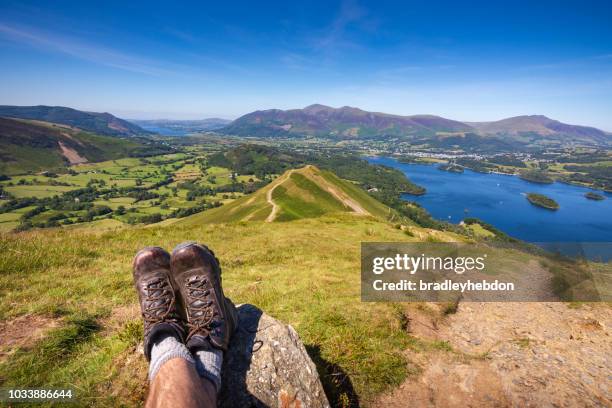 männliche wanderer ruht auf gipfel der katze glocken blick auf lake derwentwater und keswick, england - male feet stock-fotos und bilder