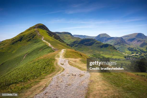 vista à procura de sinos de gato caiu pista de caminhada no the lake district, inglaterra - keswick - fotografias e filmes do acervo