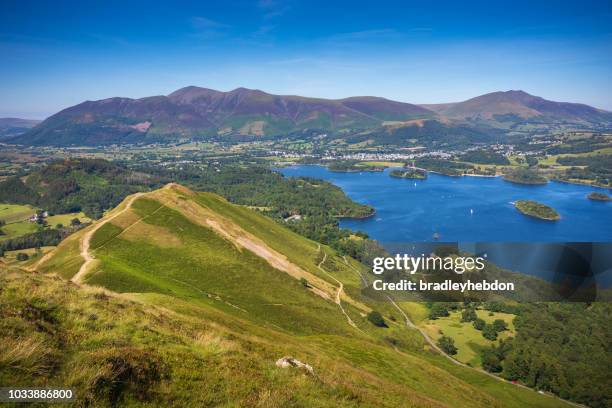 vista do lago derwentwater e keswick da cimeira dos sinos gato caiu em lake district, inglaterra - keswick - fotografias e filmes do acervo