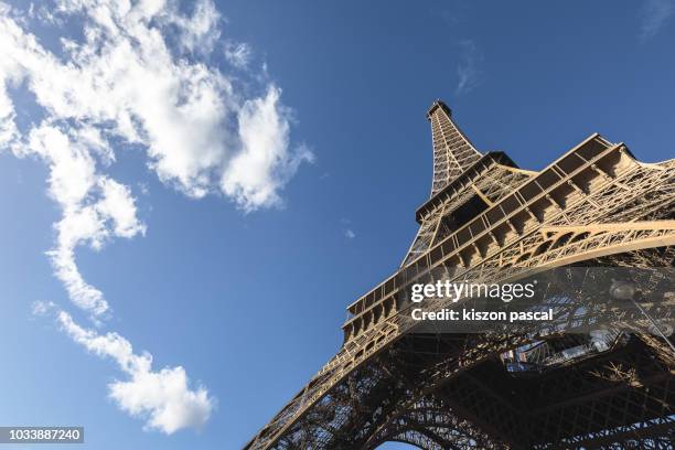 eiffel tower in paris view from the bottom , france - lowest stockfoto's en -beelden