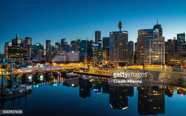 sydney cityscape darling harbour à l’australie de nuit - sydney australia photos et images de collection