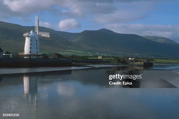 Blennerville windmill with the Mish Slieve mountains in the background, Blennerville, County Kerry, circa 1995. During the great famine Blennerville...