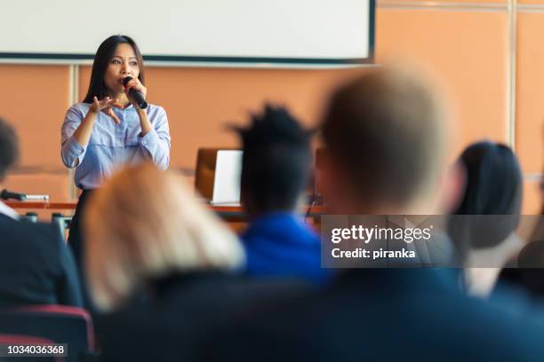 presentación comercial - presenter fotografías e imágenes de stock