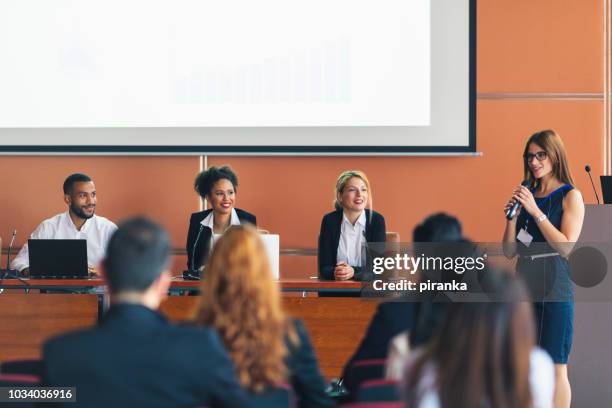vrouwelijke business presentator - voorzitter stockfoto's en -beelden