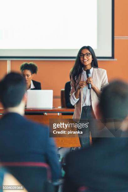 female business presenter - press conferences imagens e fotografias de stock