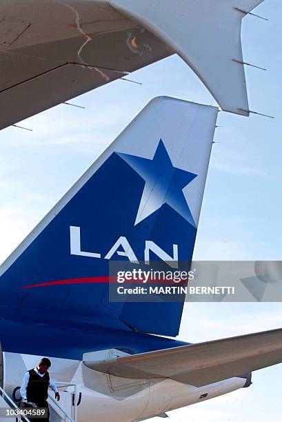 Una pasajero desciende de un avión de la aerolínea chilena LAN en el aeropuerto de Calama el 22 de marzo de 2005. Los ejecutivos de LAN informaron...