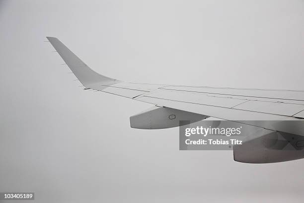 detail of the wing of a plane - aérodynamique photos et images de collection