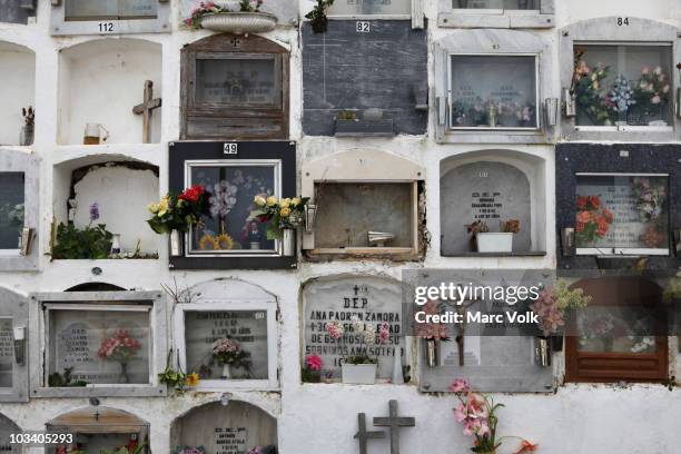 detail of stacked tombs - cemitério imagens e fotografias de stock