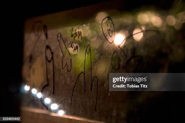 graffiti on a reflective surface - hodensack stock-fotos und bilder