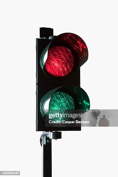 a stoplight with both the red light and green light illuminated - road signal 個照片及圖片檔