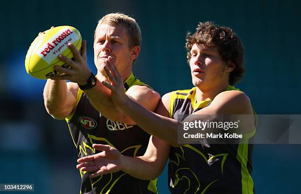 Ryan O'Keefe and Daniel Currie compete for the ball during a Sydney Swans AFL training session at Sydney Cricket Ground on August 17, 2010 in Sydney,...
