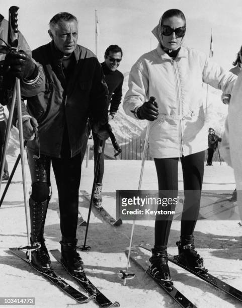 Italian businessman Gianni Agnelli , President of Fiat, skiing in St. Moritz, Switzerland, with Doris Kleiner, the wife of actor Yul Brynner, 1968.