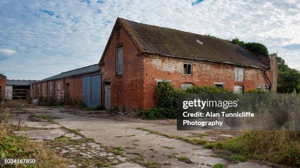 old abandoned farm buildings - edificio agrícola fotografías e imágenes de stock