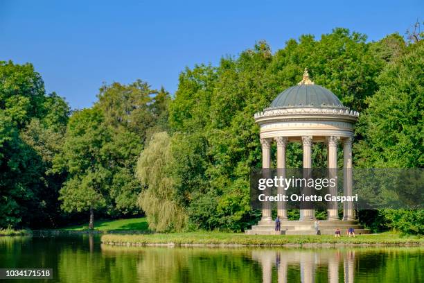 munich, parque del castillo de nymphenburg - templo de apolo (baviera, alemania) - palacio de nymphenburg fotografías e imágenes de stock