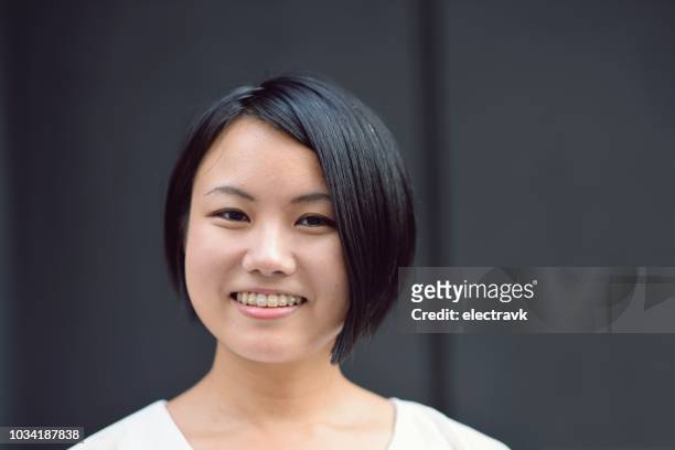 笑顔の若い女性の肖像画 - 若い女性 日本人 顔 ストックフォトと画像