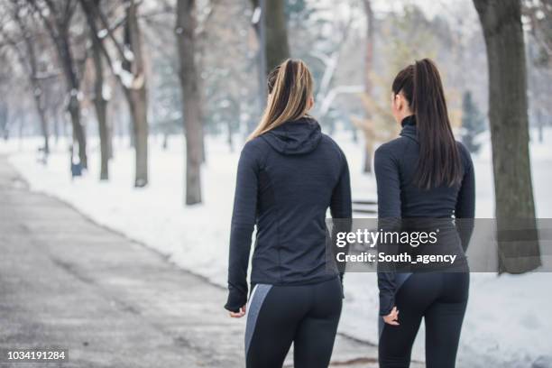 entrenamiento de invierno día - leggings street fotografías e imágenes de stock