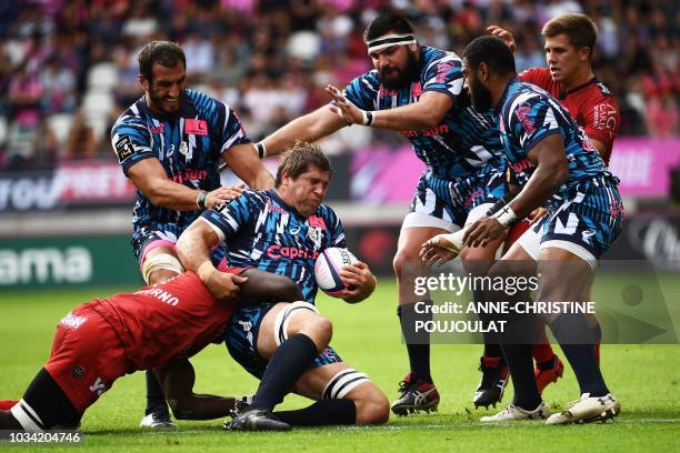 Stade Francais' Paris' South African Willem Alberts vies with Toulon's French flanker Stephane Onambele during the French Top 14 rugby union match...