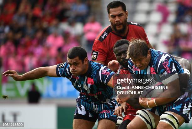 Stade Francais Paris' South African flanker Willem Alberts vies with Toulon's French flanker Stephane Onambele during the French Top 14 rugby union...