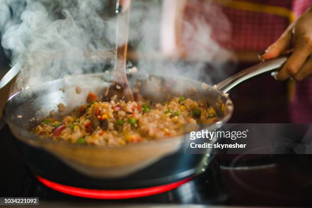 nahaufnahme von unkenntlich frau mittagessen in der küche vorbereiten. - vegetable fried rice stock-fotos und bilder