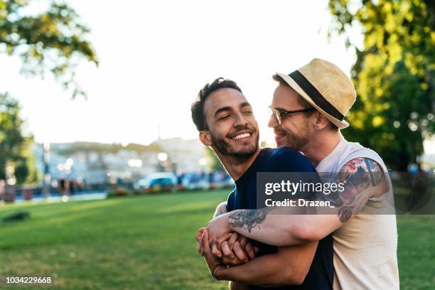 mostrar emociones de pareja gay joven - hombre gay fotografías e imágenes de stock