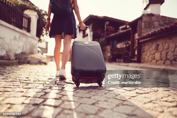 mujer turista viajar alrededor de europa - destinos turísticos fotografías e imágenes de stock