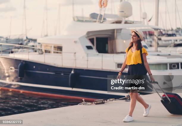 femme de touriste sur le prêt de marina pour croisière - cruise port photos et images de collection