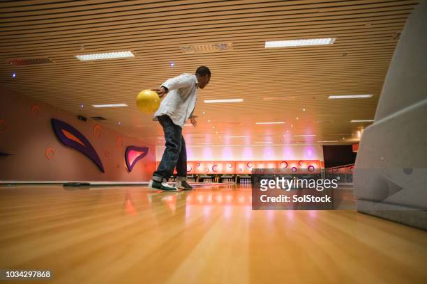 een senior man tien pin bowling - ten pin bowling stockfoto's en -beelden