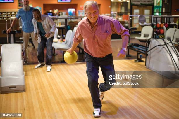 senior woman 10-stift bowlingspiel - bowling stock-fotos und bilder