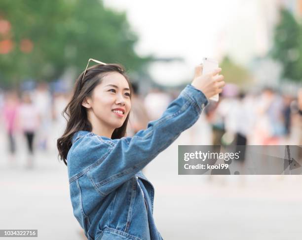 mooi meisje dat neemt een selfie - feature phone stockfoto's en -beelden