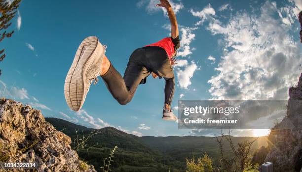 basta correre ed essere liberi - saltare foto e immagini stock