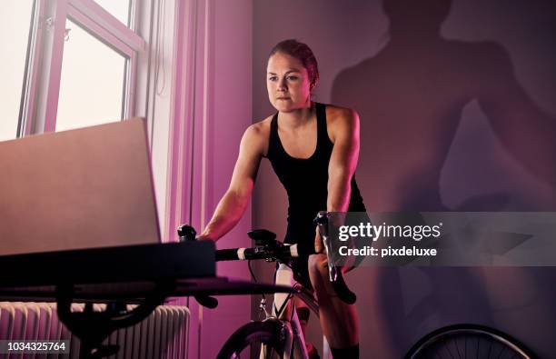 ella compite con ella todos los días para convertirse en la mejor - exercise bike fotografías e imágenes de stock