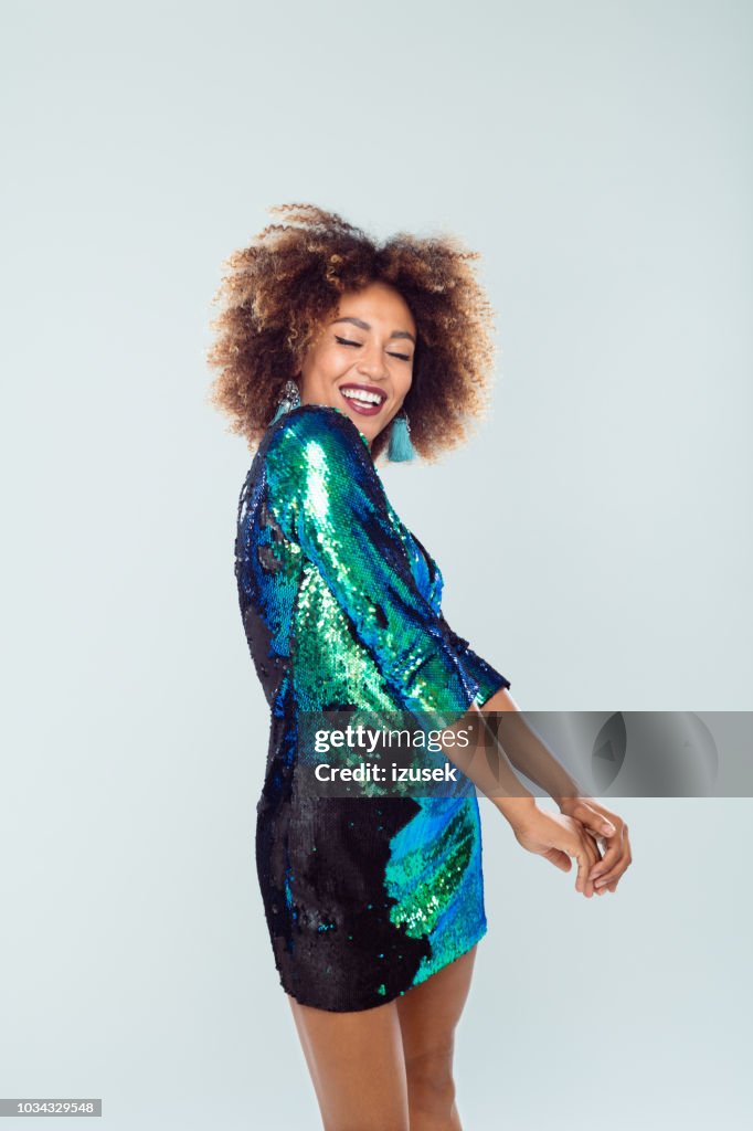Schöne Afro amerikanische Jungen tanzen Pailletten-Kleid