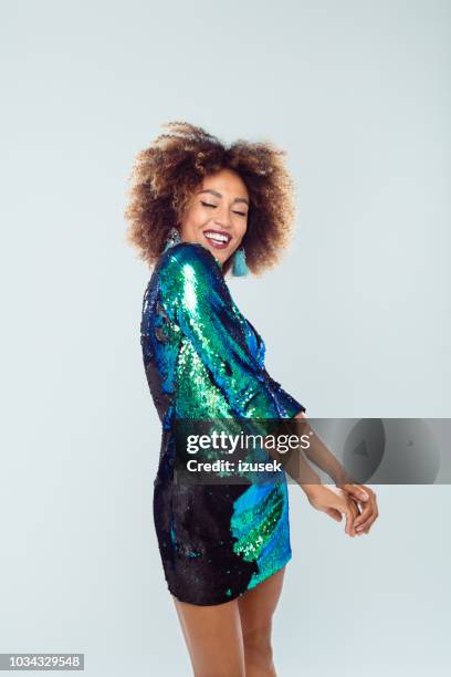 schöne afro amerikanische jungen tanzen pailletten-kleid - paillettenkleid stock-fotos und bilder