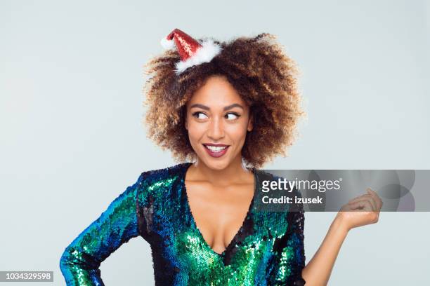 weihnachten porträt überrascht frau - afro hairstyle stock-fotos und bilder
